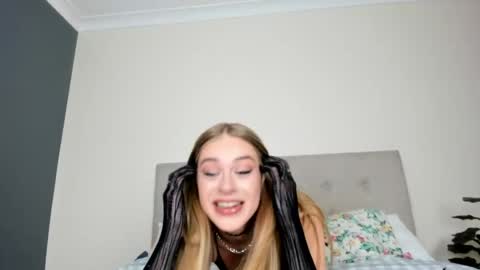 Snapshot of ellajadeexx chatting on June 1, 7:21 am ellaaaa online show from June 1, 7:21 am