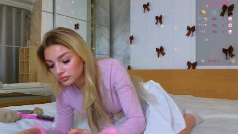 Snapshot of ellamilla chatting on December 20, 9:43 am ellamilla online show from December 20, 9:43 am