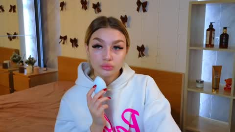 Snapshot of ellamilla chatting on December 24, 5:27 am ellamilla online show from December 24, 5:27 am