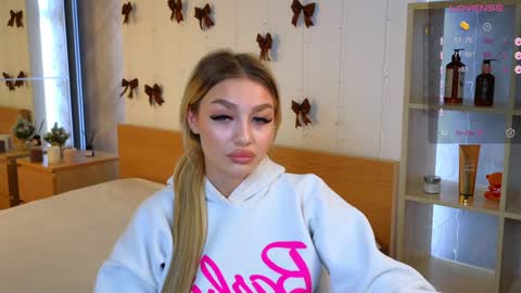 Snapshot of ellamilla chatting on December 24, 8:33 am ellamilla online show from December 24, 8:33 am