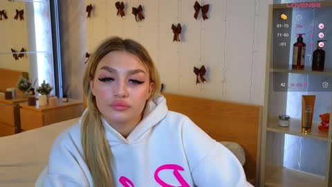 Snapshot of ellamilla chatting on December 24, 11:38 am ellamilla online show from December 24, 11:38 am