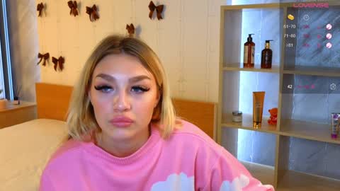 Snapshot of ellamilla chatting on December 25, 11:33 am ellamilla online show from December 25, 11:33 am