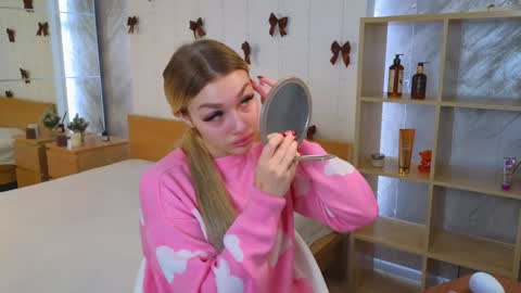 Snapshot of ellamilla chatting on December 26, 5:26 am ellamilla online show from December 26, 5:26 am