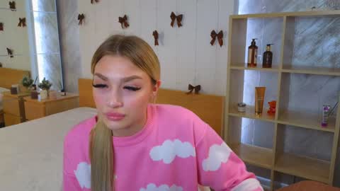 Snapshot of ellamilla chatting on December 26, 8:28 am ellamilla online show from December 26, 8:28 am