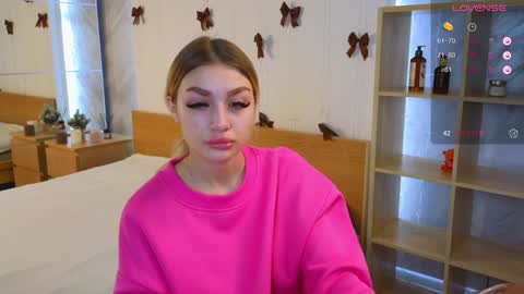 Snapshot of ellamilla chatting on December 29, 5:42 am ellamilla online show from December 29, 5:42 am