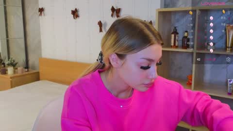 Snapshot of ellamilla chatting on December 30, 5:37 am ellamilla online show from December 30, 5:37 am