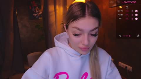 Snapshot of ellamilla chatting on January 6, 5:19 am ellamilla online show from January 6, 5:19 am