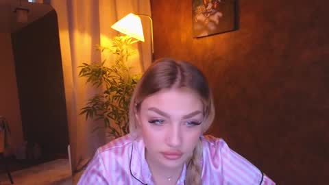 Snapshot of ellamilla chatting on January 7, 11:26 am ellamilla online show from January 7, 11:26 am