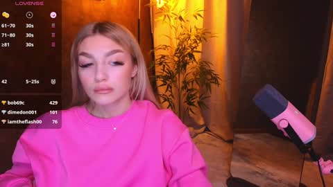 Snapshot of ellamilla chatting on January 13, 11:41 am ellamilla online show from January 13, 11:41 am