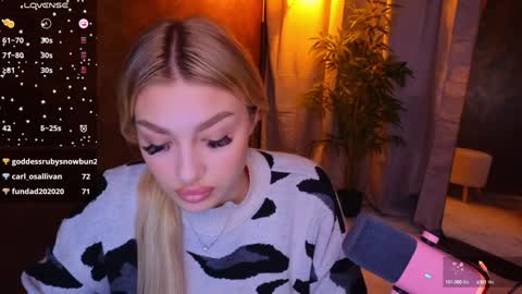 Snapshot of ellamilla chatting on January 21, 9:03 am ellamilla online show from January 21, 9:03 am