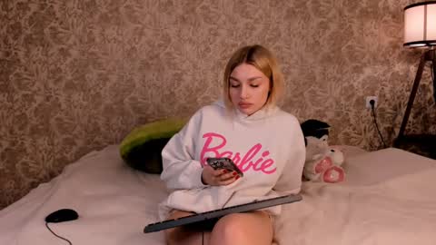 Snapshot of ellamilla chatting on March 4, 10:49 pm ellamilla online show from March 4, 10:49 pm