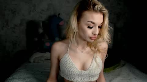 ellamilla online show from April 21, 1:39 pm