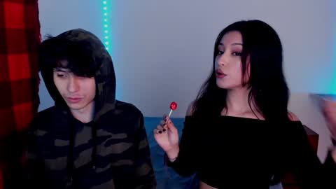 Ella and Cain online show from December 5, 8:33 pm