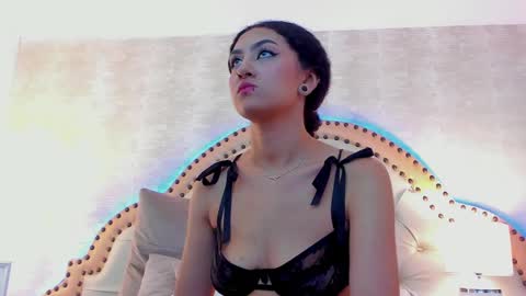 Ella Sanders online show from April 18, 7:07 pm