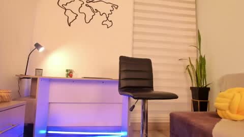 Snapshot of elle_lane chatting on May 18, 11:10 pm Elle online show from May 18, 11:10 pm