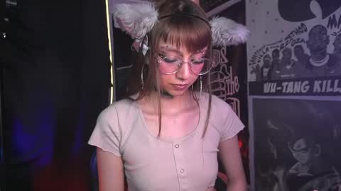 Snapshot of elle_uwu chatting on April 26, 5:16 am follow me on instagram . online show from April 26, 5:16 am