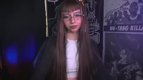 Snapshot of elle_uwu chatting on May 6, 8:14 pm follow me on instagram . online show from May 6, 8:14 pm