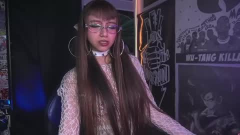 Snapshot of elle_uwu chatting on May 22, 7:41 pm follow me on instagram . online show from May 22, 7:41 pm