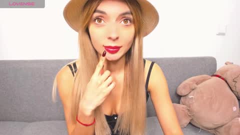 Snapshot of ellen_flow chatting on December 11, 11:43 pm ellen_flow online show from December 11, 11:43 pm