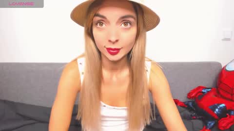 Snapshot of ellen_flow chatting on December 13, 8:26 pm ellen_flow online show from December 13, 8:26 pm