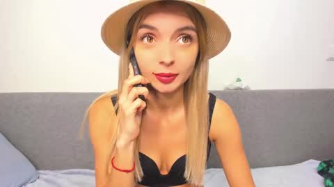 Snapshot of ellen_flow chatting on February 21, 9:22 pm ellen_flow online show from February 21, 9:22 pm