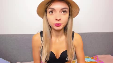 Snapshot of ellen_flow chatting on March 9, 9:46 pm ellen_flow online show from March 9, 9:46 pm