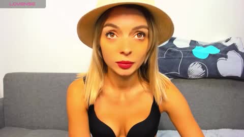 Snapshot of ellen_flow chatting on October 21, 10:21 pm ellen_flow online show from October 21, 10:21 pm