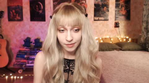 Snapshot of ellie_friendly chatting on January 9, 3:26 am ellie_friendly online show from January 9, 3:26 am