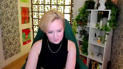 Snapshot of ellie_heavenly chatting on November 18, 8:41 am Ellie online show from November 18, 8:41 am