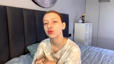 Snapshot of ellie_hollow chatting on September 30, 7:02 am Ellie online show from September 30, 7:02 am