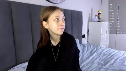 Snapshot of ellie_hollow chatting on October 3, 7:05 am Ellie online show from October 3, 7:05 am