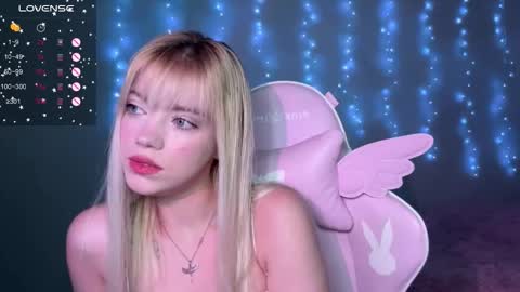 Snapshot of ellie_lovely_girl chatting on November 25, 6:52 pm ellie online show from November 25, 6:52 pm