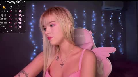 Snapshot of ellie_lovely_girl chatting on December 5, 7:43 pm ellie online show from December 5, 7:43 pm