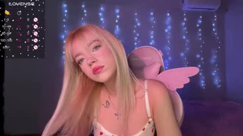 Snapshot of ellie_lovely_girl chatting on December 15, 9:19 pm ellie online show from December 15, 9:19 pm