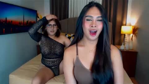 Snapshot of elliecummers chatting on February 4, 12:19 am ellie online show from February 4, 12:19 am