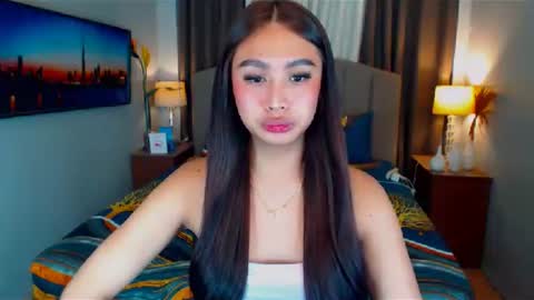 Snapshot of elliecummers chatting on February 24, 7:09 pm ellie online show from February 24, 7:09 pm