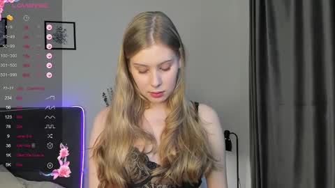 Snapshot of elliedi chatting on October 14, 8:20 pm elliedi online show from October 14, 8:20 pm