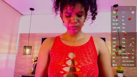 Snapshot of elliee_alves chatting on May 4, 6:26 pm elliee_alves online show from May 4, 6:26 pm