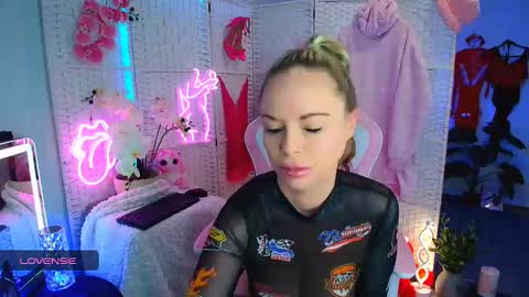 Snapshot of elliekarrrx chatting on February 2, 8:51 pm EllieKarr online show from February 2, 8:51 pm