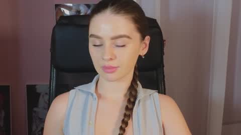 just Emily  online show from December 24, 12:33 pm