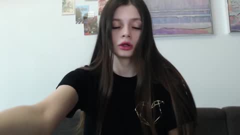 Snapshot of elliewalkersdreamgirl chatting on March 4, 5:34 pm Effie1818 online show from March 4, 5:34 pm