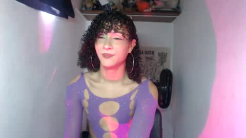 Snapshot of ellis_flowers chatting on June 17, 9:05 pm . online show from June 17, 9:05 pm