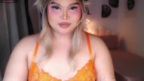 Snapshot of ellise_husson chatting on July 19, 5:05 pm Ellise online show from July 19, 5:05 pm