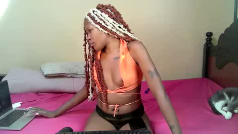 Snapshot of elllanna chatting on November 5, 2:11 am elllanna online show from November 5, 2:11 am