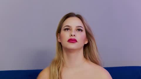 Snapshot of ellsa_jean chatting on October 17, 2:26 am Elsa Jean online show from October 17, 2:26 am