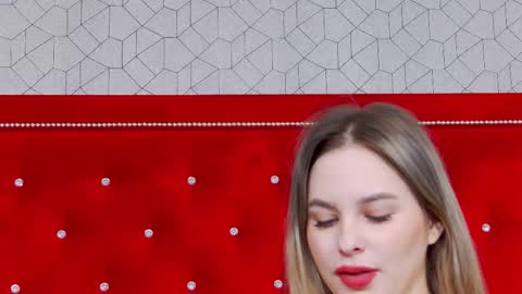 Snapshot of ellsa_jean chatting on October 27, 5:11 am Elsa Jean online show from October 27, 5:11 am