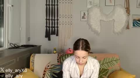 Snapshot of elly_ary chatting on January 6, 9:18 pm elly_ary online show from January 6, 9:18 pm