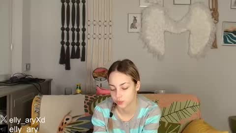 Snapshot of elly_ary chatting on January 7, 9:28 pm elly_ary online show from January 7, 9:28 pm