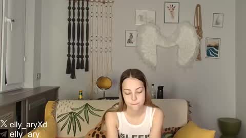 Snapshot of elly_ary chatting on January 11, 9:20 pm elly_ary online show from January 11, 9:20 pm