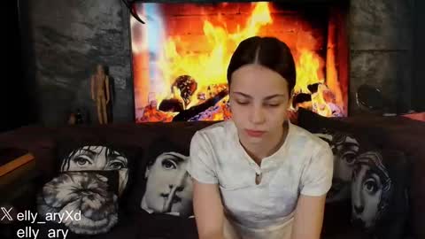 Snapshot of elly_ary chatting on February 20, 12:29 am elly_ary online show from February 20, 12:29 am